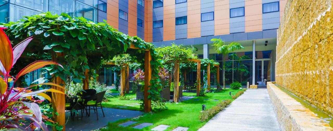 Radisson Blu Hotel, Abidjan Airport Exterior photo